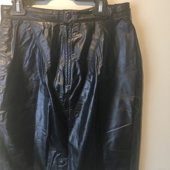 Preview size 10 mid length leather skirt. - Picture 9 of 16